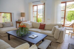 Living area - Splendid Villa With Nice Views Over the Valley (Esporles)