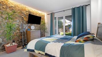 3 slaapkamers, een strijkplank/strijkijzer, gratis wifi, beddengoed