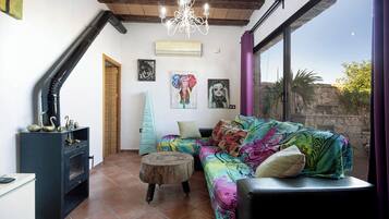 Een televisie en een open haard