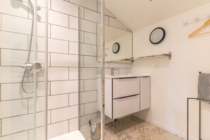 Een douche, gratis toiletartikelen, een haardroger