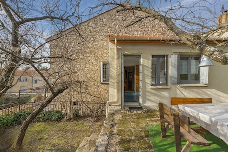 Outdoor dining. Vacation Home "Les Marronniers Du Luberon" with Private Terrace, Private Garden & Wi-Fi