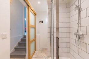 Shower, free toiletries, hair dryer