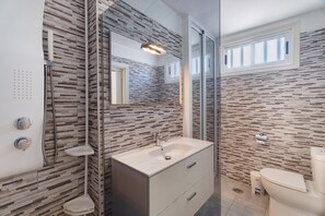 Shower, hair dryer, towels - Vacation Home "3 Bedrooms with Views" with Shared Pool & Wi-Fi (Adeje)