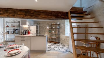 Een koelkast, een magnetron, een oven, een kookplaat