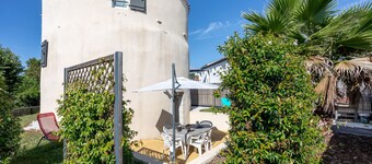 Cottage 'Gîte La Tourette' con terrazza privata, giardino privato e Wi-Fi