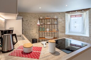 Kjøleskap, mikrobølgeovn, ovn og kokeplater