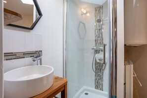 Douche, sèche-cheveux, serviettes fournies
