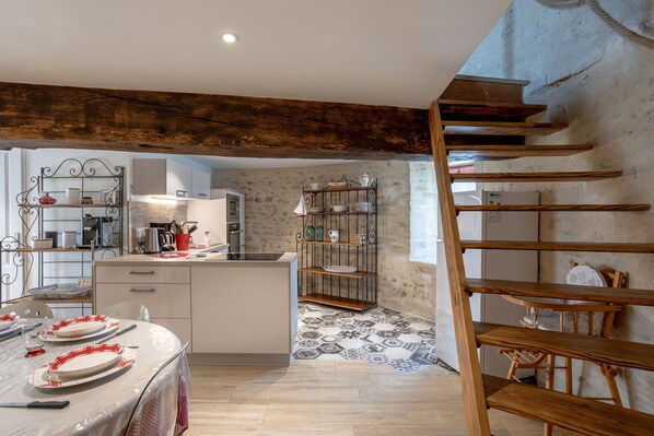 Kjøleskap, mikrobølgeovn, ovn og kokeplater