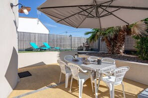 Outdoor dining - Gîte La Tourette with Private Terrace, Garden, and Wi-Fi (Jard Sur Mer)