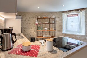 Réfrigérateur, micro-ondes, four, plaque de cuisson