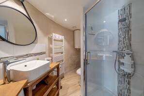 Douche, sèche-cheveux, serviettes fournies