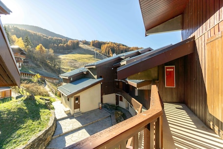 Property grounds. Apartment 'Appart Situ Au Pied Des Pistes' with Balcony