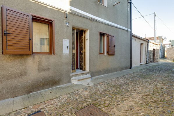 Exterior detail - Holiday Apartment 'Entu Nou' (Bortigali)