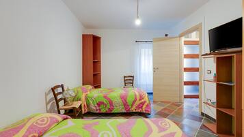 2 bedrooms, iron/ironing board, bed sheets