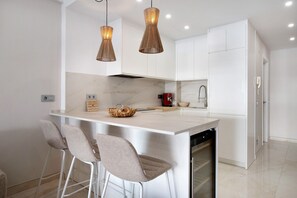 Fridge, oven, stovetop, dishwasher - Studio Apartment "Puerto Marina Luxury" with Sea View & Wi-Fi (Benalmádena)
