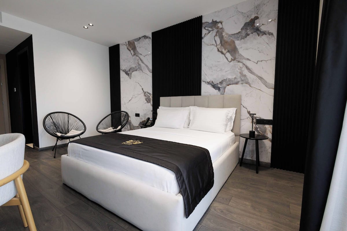 Minibar, desk, soundproofing, WiFi (free)
