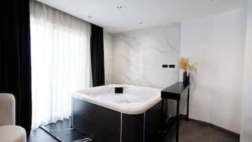 Suite - boblebad | 1 soveværelse, minibar, skrivebord, lydisolering