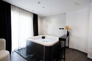Suite, Hot Tub | Minibar, desk, soundproofing, free WiFi