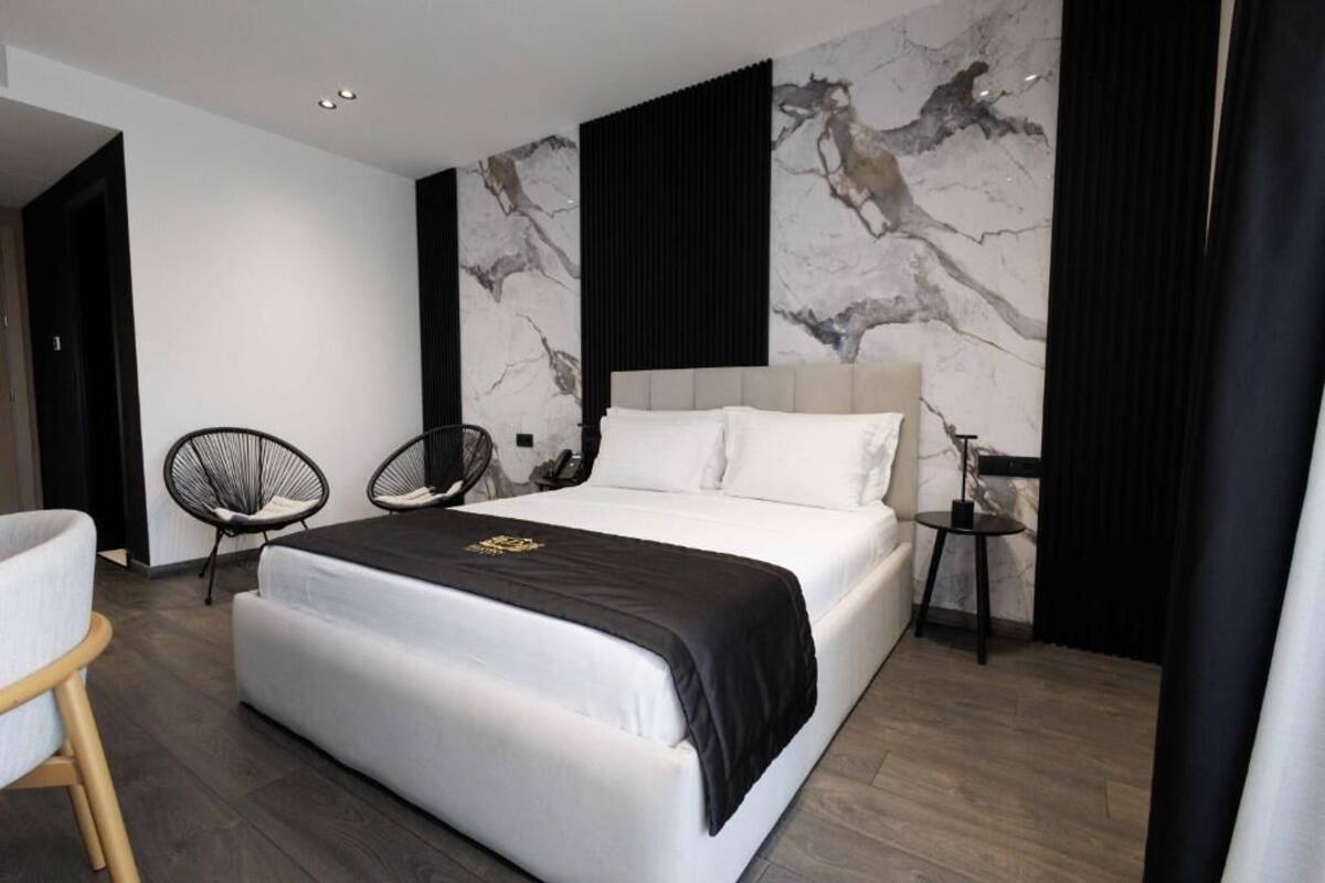 Minibar, desk, soundproofing, WiFi (free)