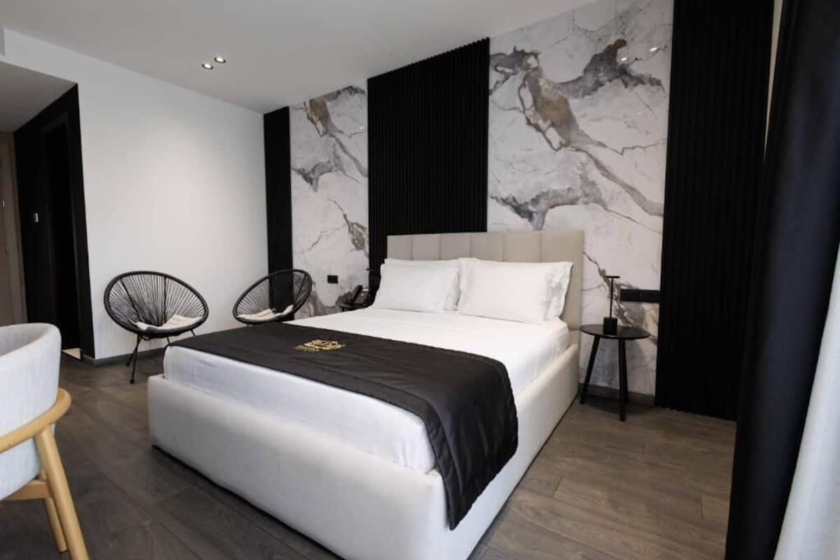 Minibar, desk, soundproofing, WiFi (free)