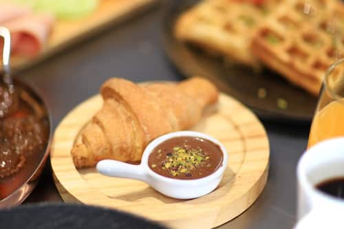 朝食 (ビュッフェ)、毎日提供 (無料)