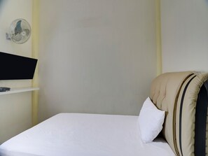 Standard Single Room | Free WiFi, bed sheets - OYO Life 92637 Kost Arya Exclusive (Jambi)