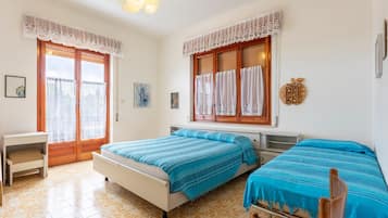 4 bedrooms, iron/ironing board, free WiFi, bed sheets