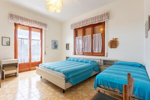 4 slaapkamers, een strijkplank/strijkijzer, gratis wifi, beddengoed