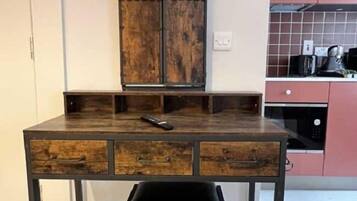 Studio | Desk, iron/ironing board, free WiFi