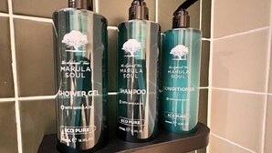 Trois produits de la marque Marula Soul sont présentés sur une étagère.