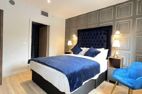 Studio (Quad) | Desk, iron/ironing board, free WiFi