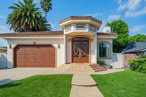 Exterior - Regal 4 bed with hot tub close to Universal sleeps 15 (Los Angeles)