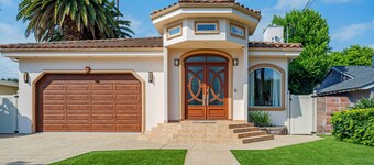 Regal 4 bed with hot tub close to Universal sleeps 15