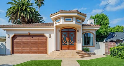 Regal 4 bed with hot tub close to Universal sleeps 15