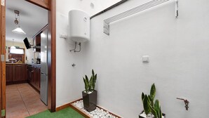 Une cuisine moderne équipée d’appareils électroménagers en acier inoxydable, d’un four encastré et d’un four à micro-ondes.