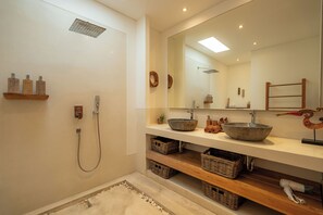 Luxury-Villa | Badezimmer | Haartrockner, Handtücher