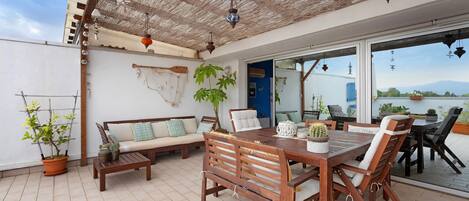 تناول الطعام بالخارج