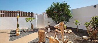 Apartamento de vacaciones 'El Naranjo Con Jacuzzi' con terraza privada, jardín privado y Wi-Fi