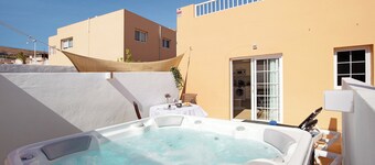 Vacation Apartment 'El Naranjo Con Jacuzzi' with Private Terrace, Private Garden and Wi-Fi