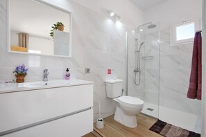 Douche, sèche-cheveux, serviettes fournies
