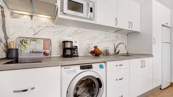 Refrigerador, microondas, parrilla de estufa y cafetera y tetera