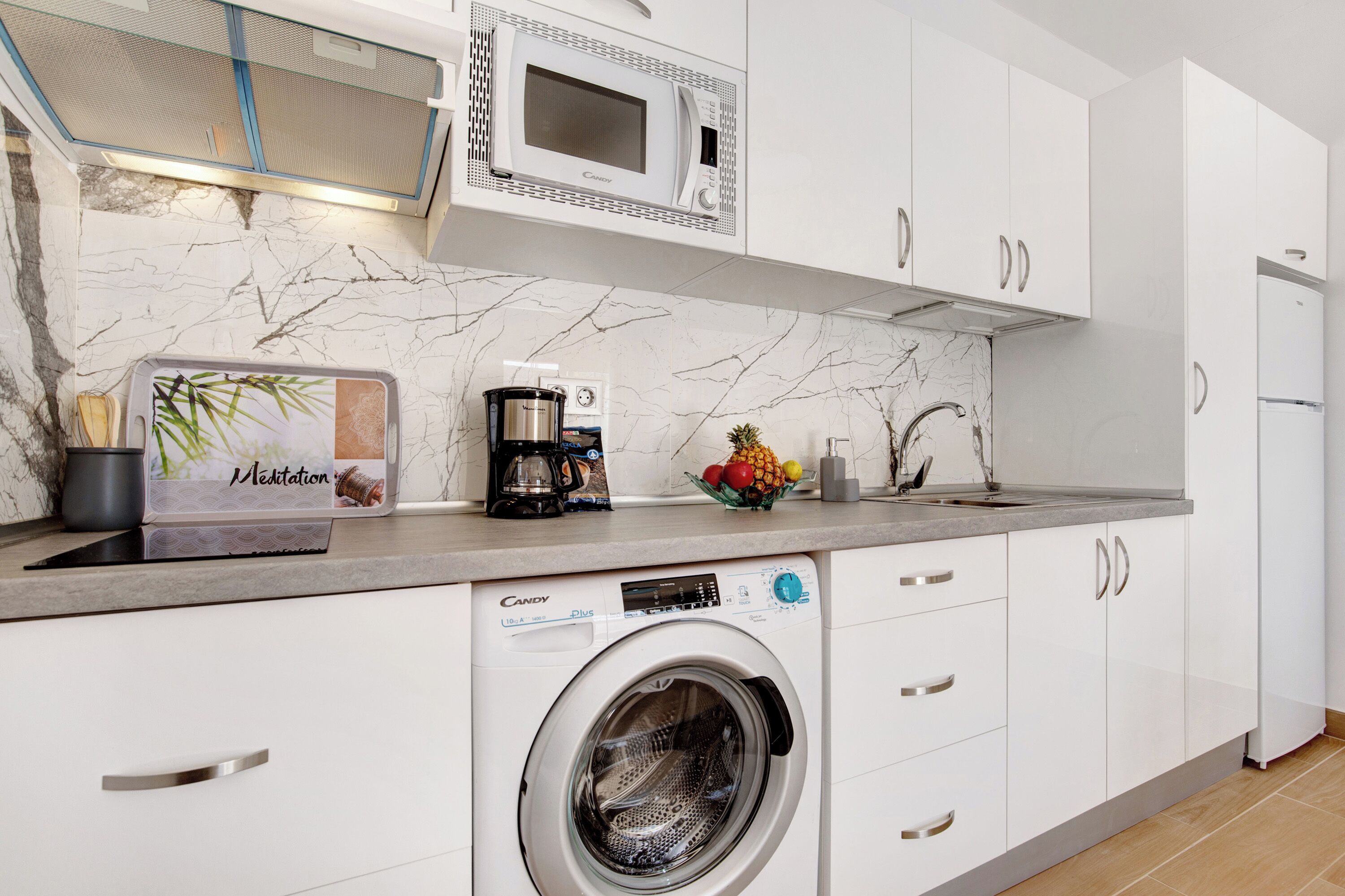 Réfrigérateur, micro-ondes, plaque de cuisson, cafetière/bouilloire