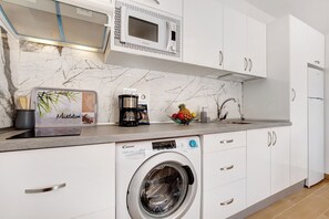 Jääkaappi, mikroaaltouuni, liesi, kahvin-/teenkeitin