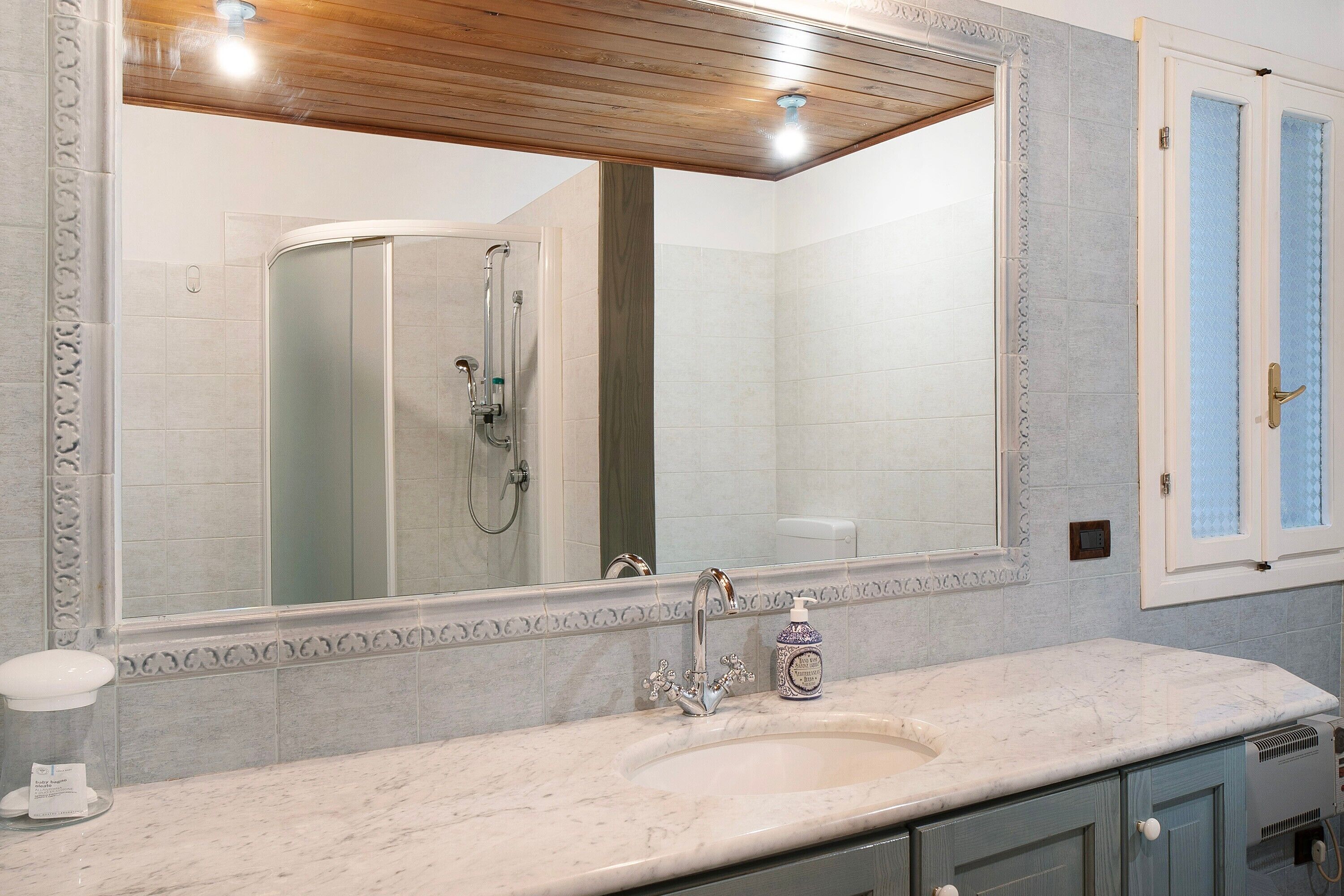 Douche, articles de toilette gratuits, sèche-cheveux