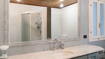 Douche, articles de toilette gratuits, sĂšche-cheveux