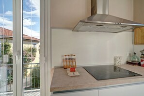 Fridge, microwave, stovetop, dishwasher