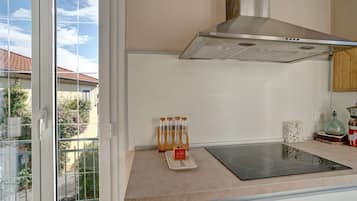 KĂŒhlschrank, Mikrowelle, Herdplatte, GeschirrspĂŒler