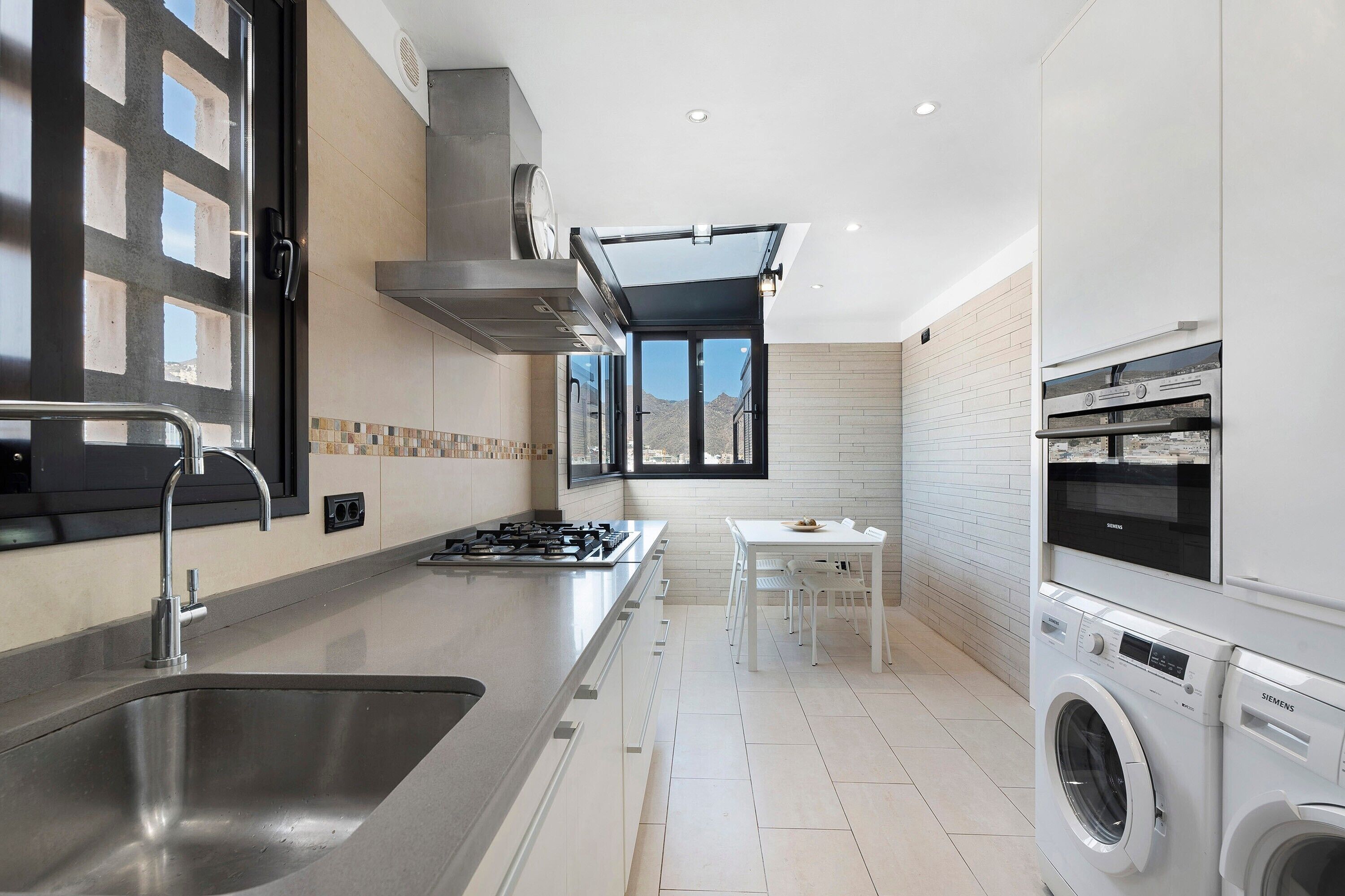 Kylskåp, mikrovågsugn, ugn och spishäll