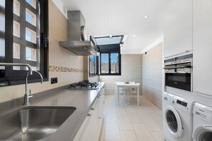 Jääkaappi, mikroaaltouuni, uuni, liesi