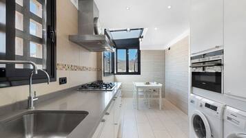 Een koelkast, een magnetron, een oven, een kookplaat